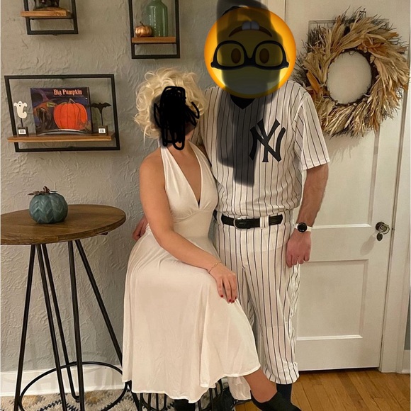 Marilyn Monroe costume and wig! Dress is a Medium Size - Picture 4 of 4